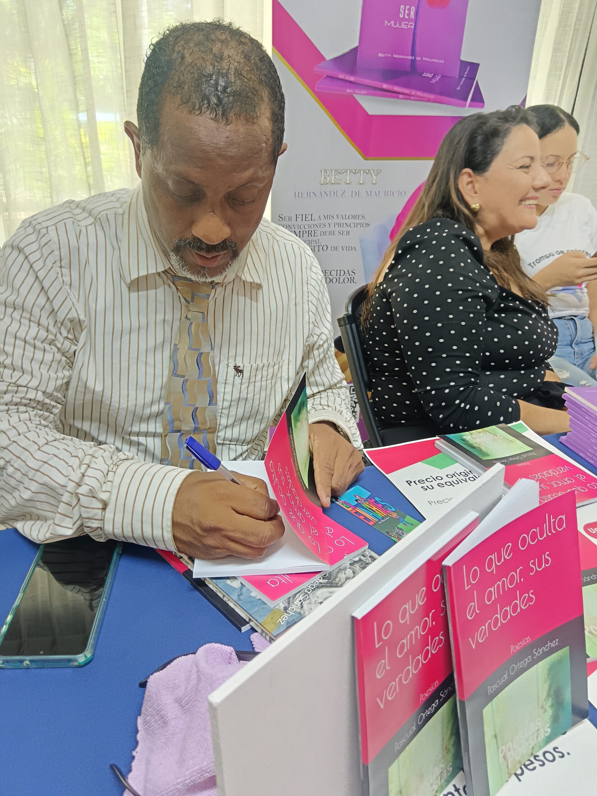 Presentan obra de poesía “Lo que oculta el amor, sus verdades” en la Feria del Libro 2025