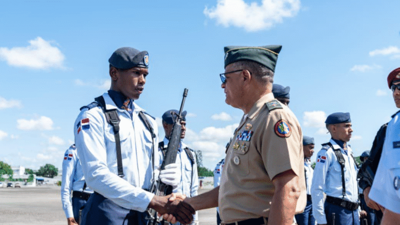 Ministro de Defensa encabeza jornada de trabajo en la Fuerza Aérea de República Dominicana