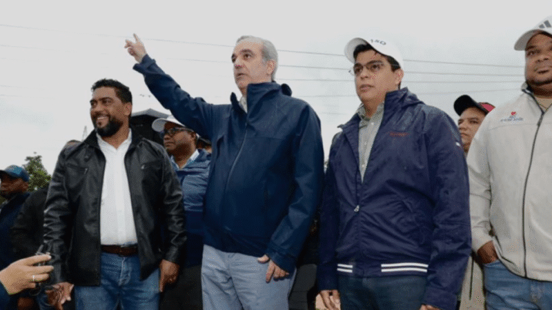 Abinader supervisa funcionamiento de la cañada saneada por el Gobierno en visita al distrito municipal Villa Linda-Palmarejo