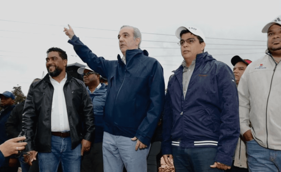 Abinader supervisa funcionamiento de la cañada saneada por el Gobierno en visita al distrito municipal Villa Linda-Palmarejo