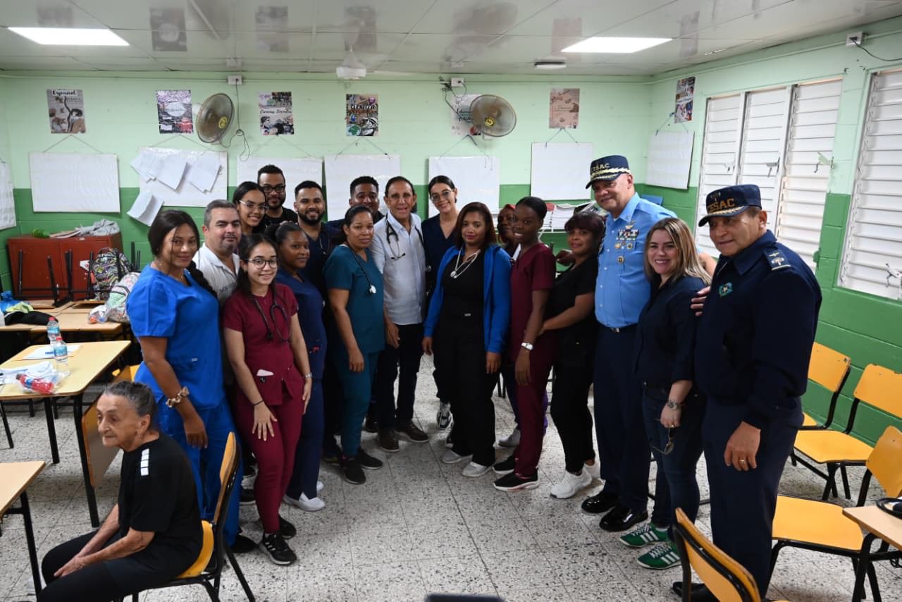 Una mano solidaria: CESAC lleva bienestar y atención médica a comunidad de Santiago junto a la Fundación Cruz Jiminián