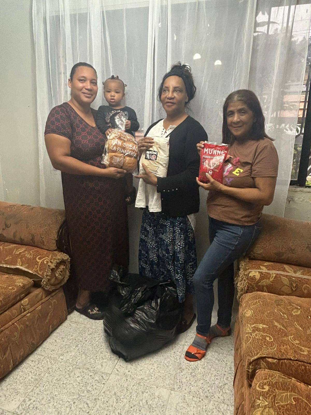 Fundación Yolanda Alberti realiza operativo de Chocolatadas y entrega de Panes para amortiguar los efectos de las lluvias provocadas por la Tormenta Melisa
