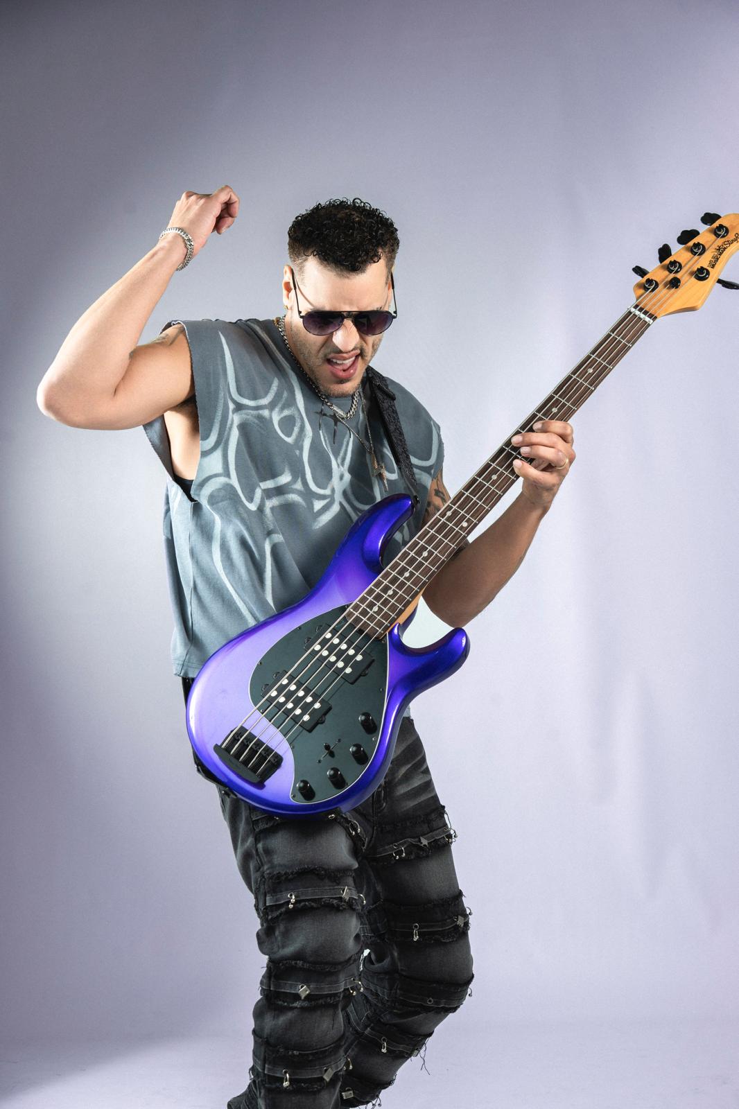 Max Santos, integrante del legendario Grupo Aventura, presenta su primer tema como solista