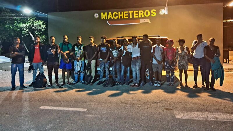 Ejército detiene camioneta con 17 indocumentados en operativo realizado en Ámina, Valverde