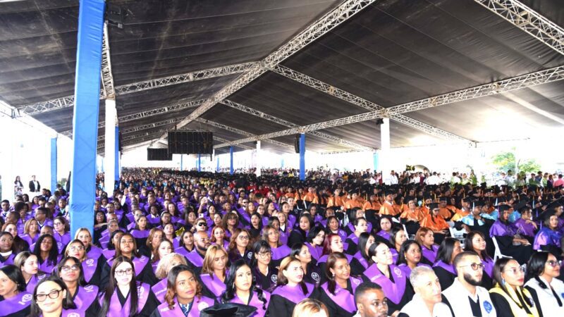 UASD Recinto Barahona inviste 268 nuevos profesionales en ceremonia regional de Baní