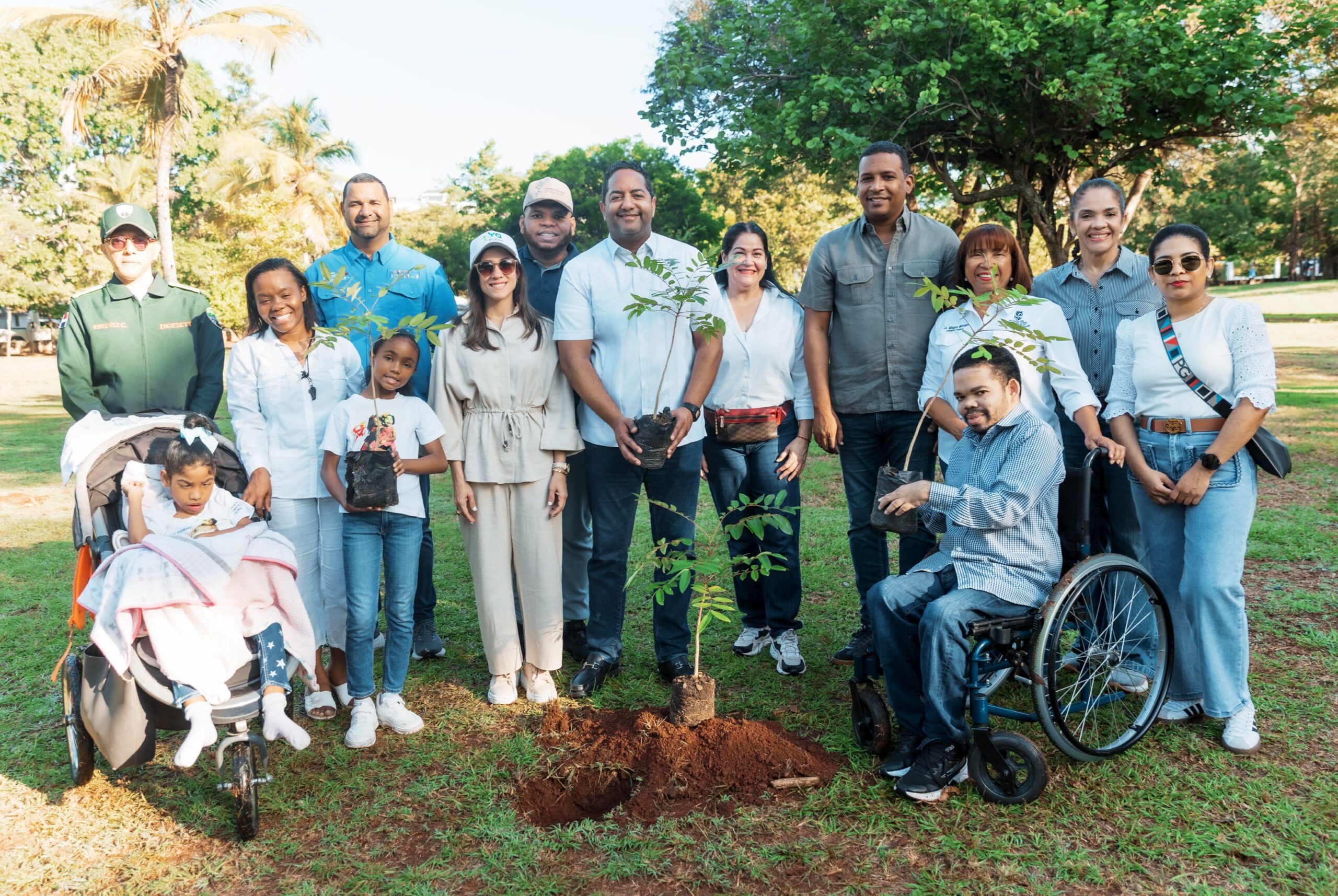 Alcaldía del DN y Conadis desarrollan siembra inclusiva en el Mirador Sur