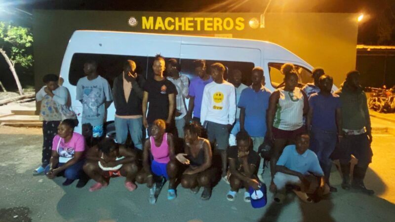Detienen minibús con 21 haitianos en condición migratoria irregular en Ámina, Valverde