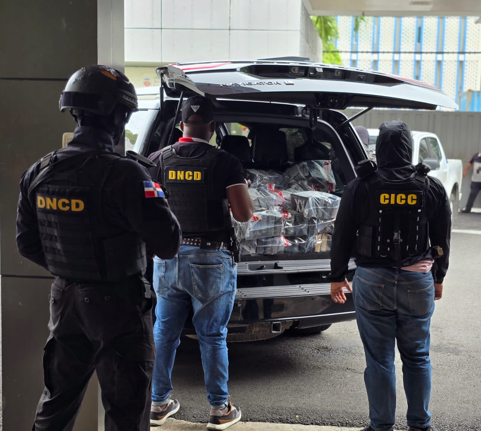 Continúa ataque frontal contra el narcotráfico; ocupan en Baní alijo de 429 paquetes presumiblemente de cocaína