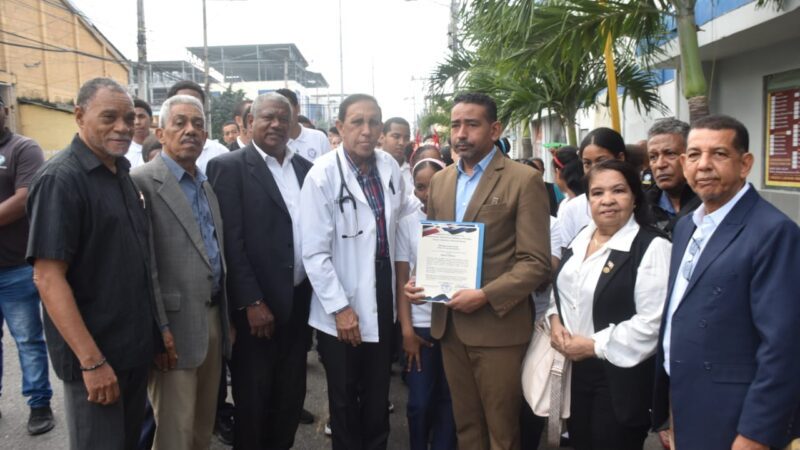 Doctor Cruz Jiminián e instituciones de Cristo Rey declaran a Nelson Gutiérrez “Embajador Compromisario de Paz” durante acto de izamiento de bandera