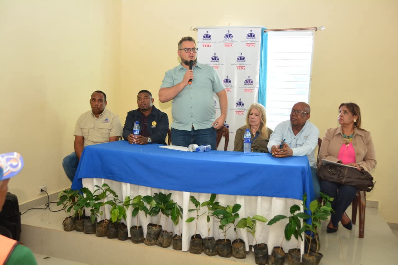 Hecmilio Galván recorre Cordillera Central, asegura hay que reivindicar las montañas