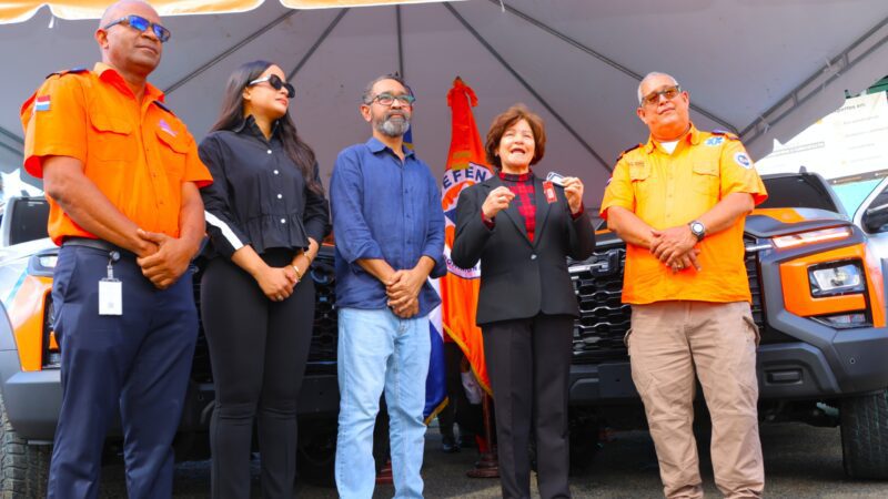 Defensa Civil e Interior y Policía fortalecen operativo de Navidad 2025 con donación de camionetas