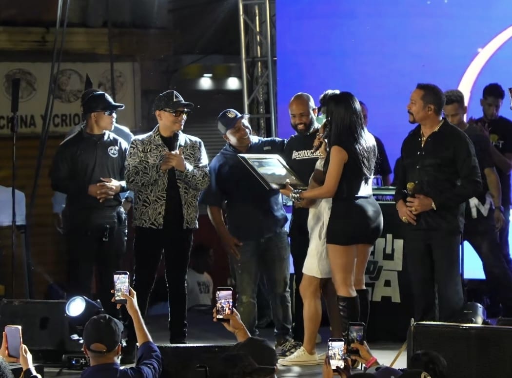 Cristo Rey reconoce a Jesús Jiménez, CEO de Reconocidos, en el gran cierre de conciertos navideños 2025