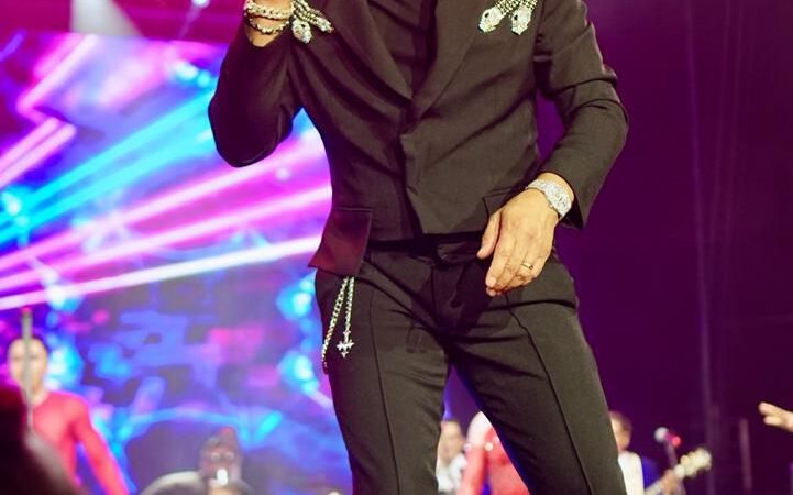 Raulín Rodríguez desborda emociones en dos noches históricas para la bachata en la Gran Arena del Cibao
