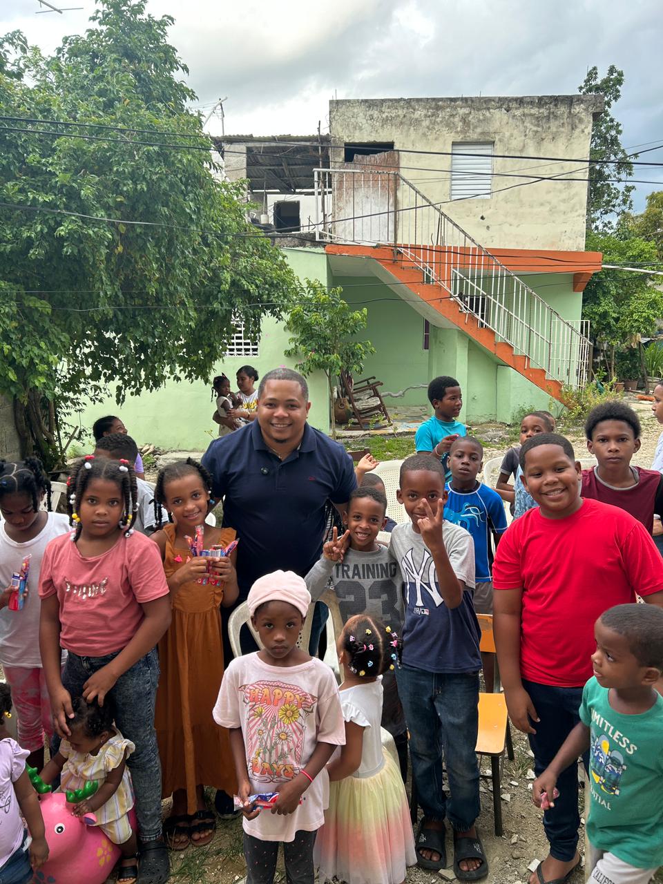Regidor Bernys Mambrú cierra un año de gestión marcado por el compromiso social y comunitario en Santo Domingo Norte