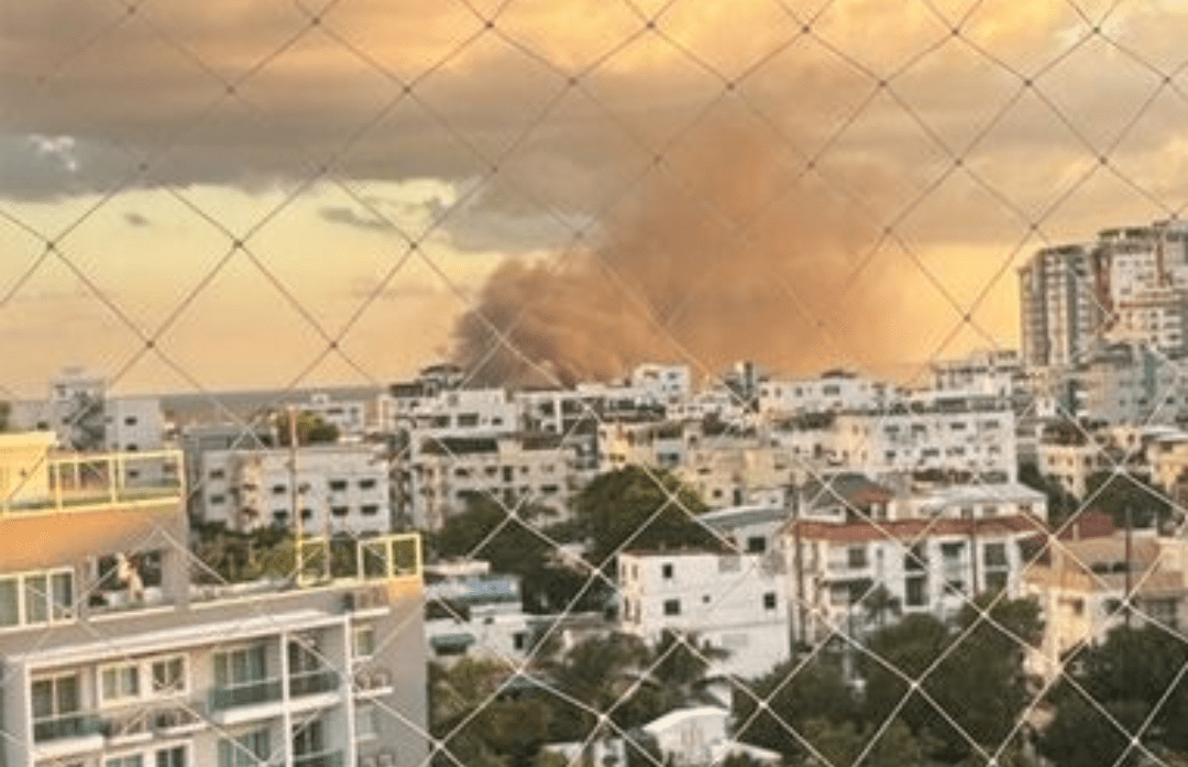Incendio afecta ferretería en el kilómetro 7 de la avenida Independencia