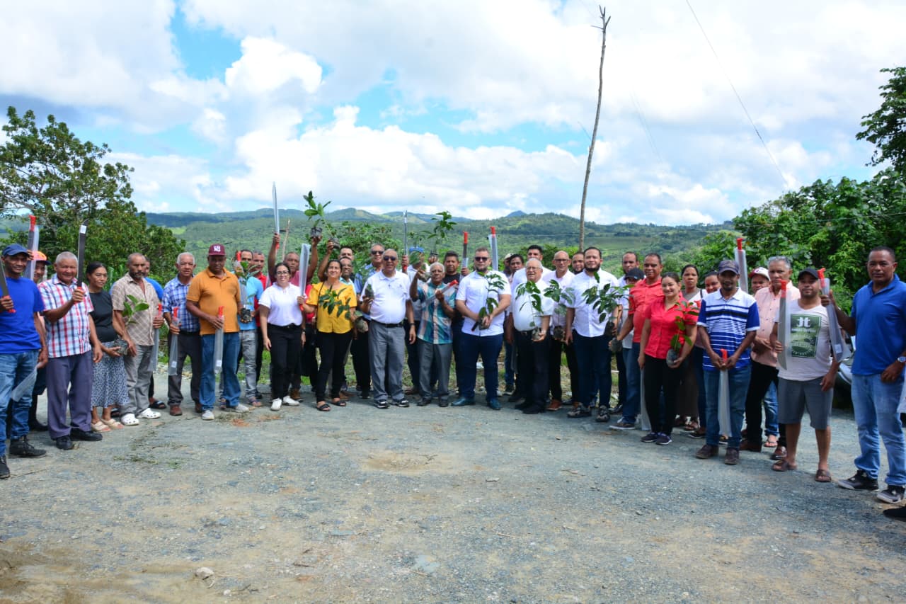 Hecmilio Galvan apoya agricultores de la provincia Duarte