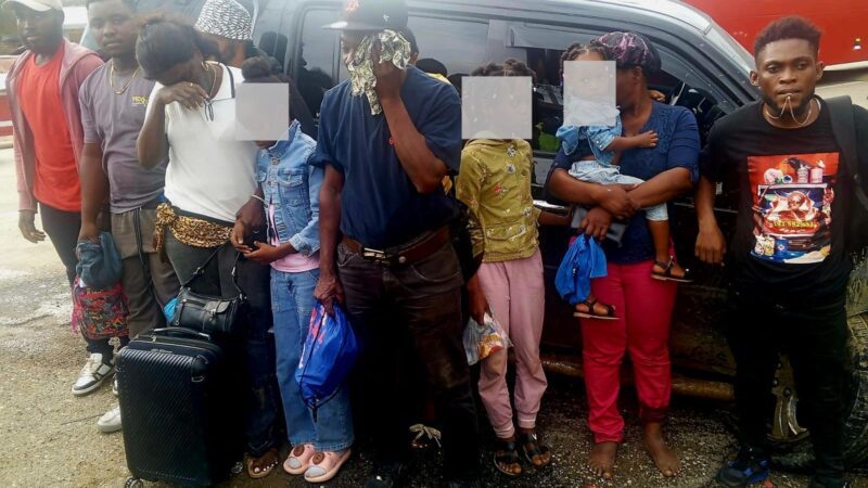 Ejército intercepta jeepeta con 11 nacionales haitianos indocumentados en Navarrete