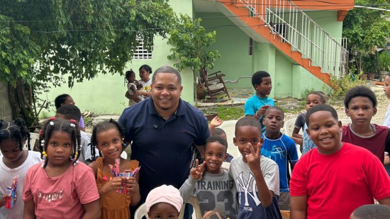 Regidor Bernys Mambrú cierra un año de gestión marcado por el compromiso social y comunitario en Santo Domingo Norte