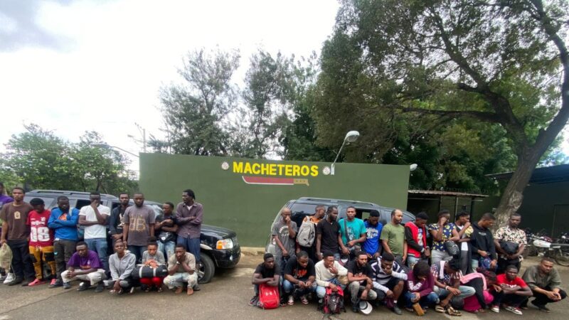 Ejército ocupa dos jeepetas y detiene 34 haitianos indocumentados durante operativos en Valverde