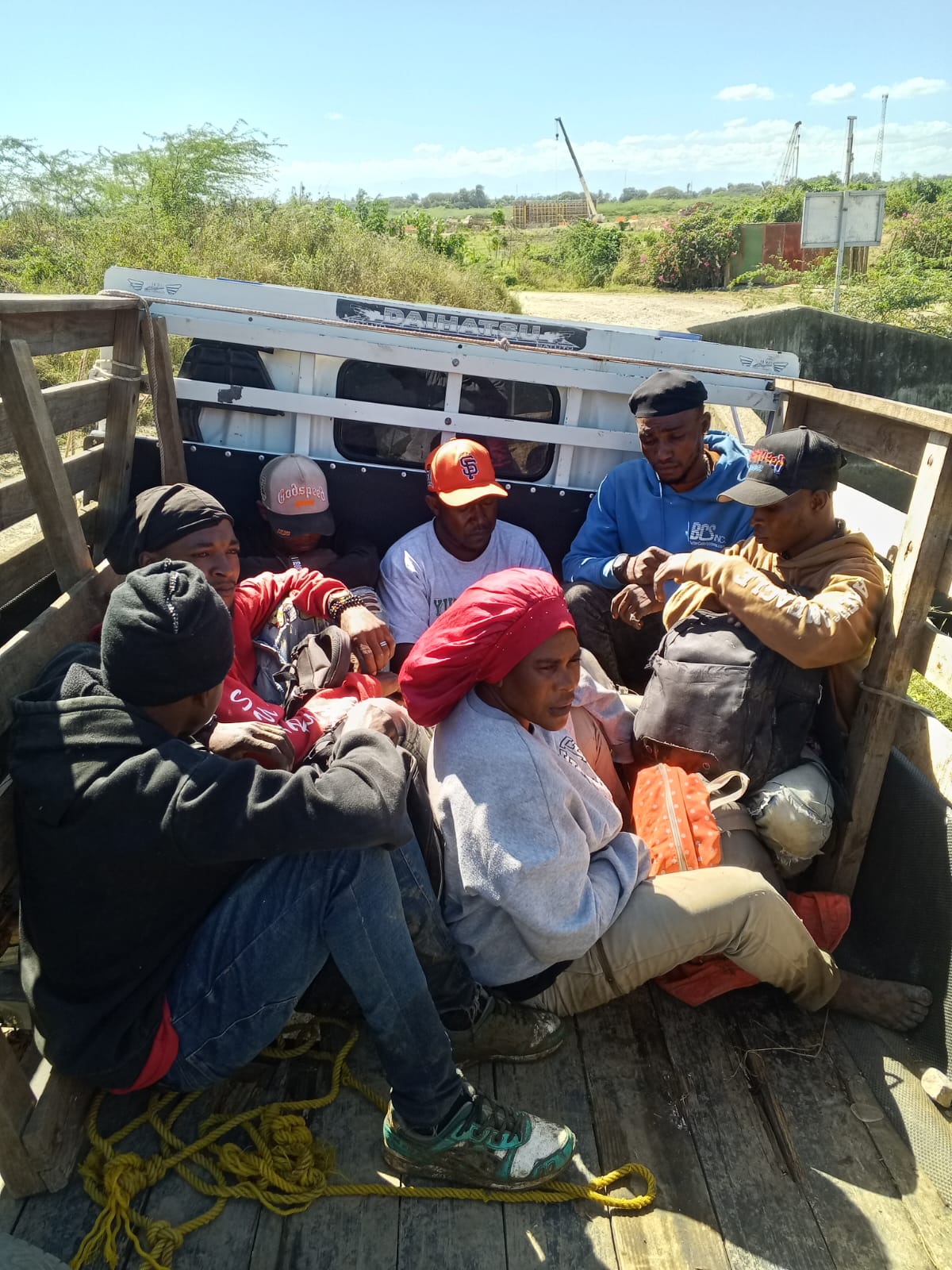 Ejército detiene a siete haitianos indocumentados en la parte trasera de un camión en Navarrete