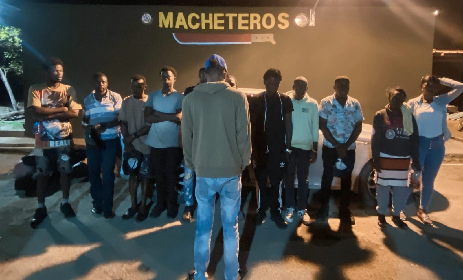 Ejército presenta ante el Ministerio Público a dos conductores detenidos con haitianos indocumentados en Valverde