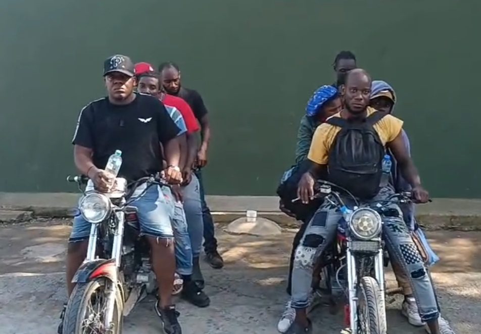 Ejército intercepta motocicletas con 11 haitianos indocumentados durante operativos en Mao