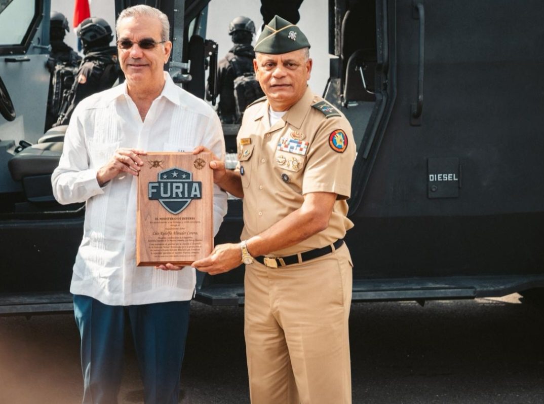 Ministro de Defensa presenta el primer vehículo militar blindado ensamblado por la Industria Militar Dominicana