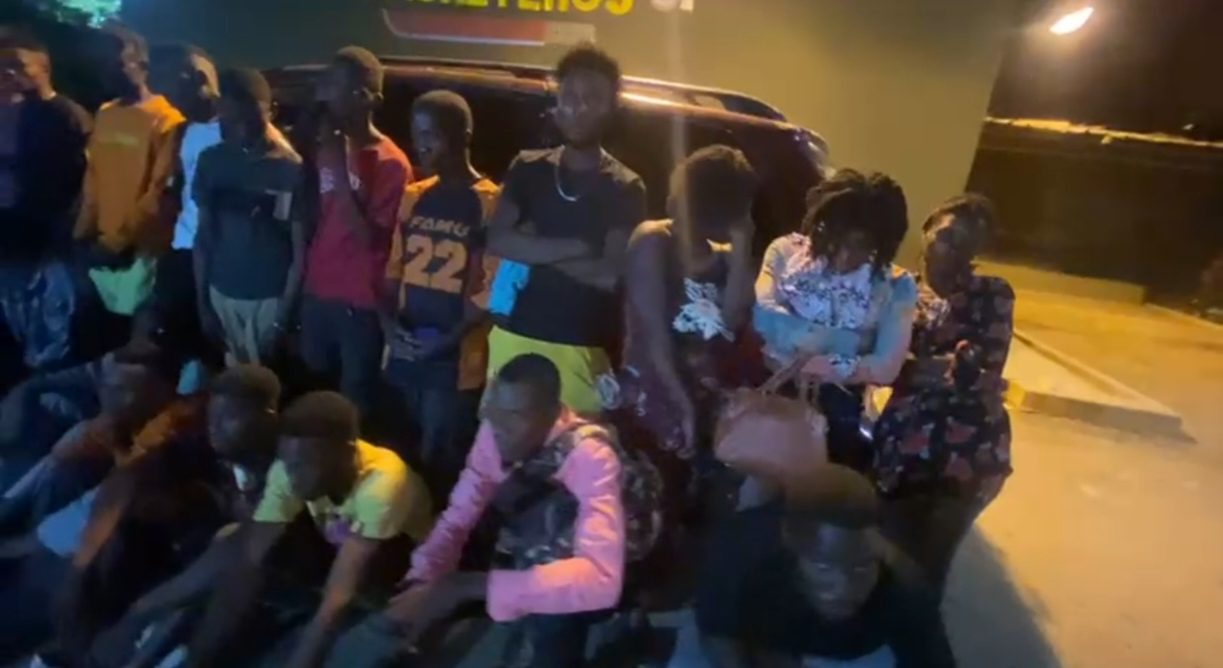 Ejército intercepta miniván con 30 haitianos indocumentados en el municipio Esperanza de Valverde