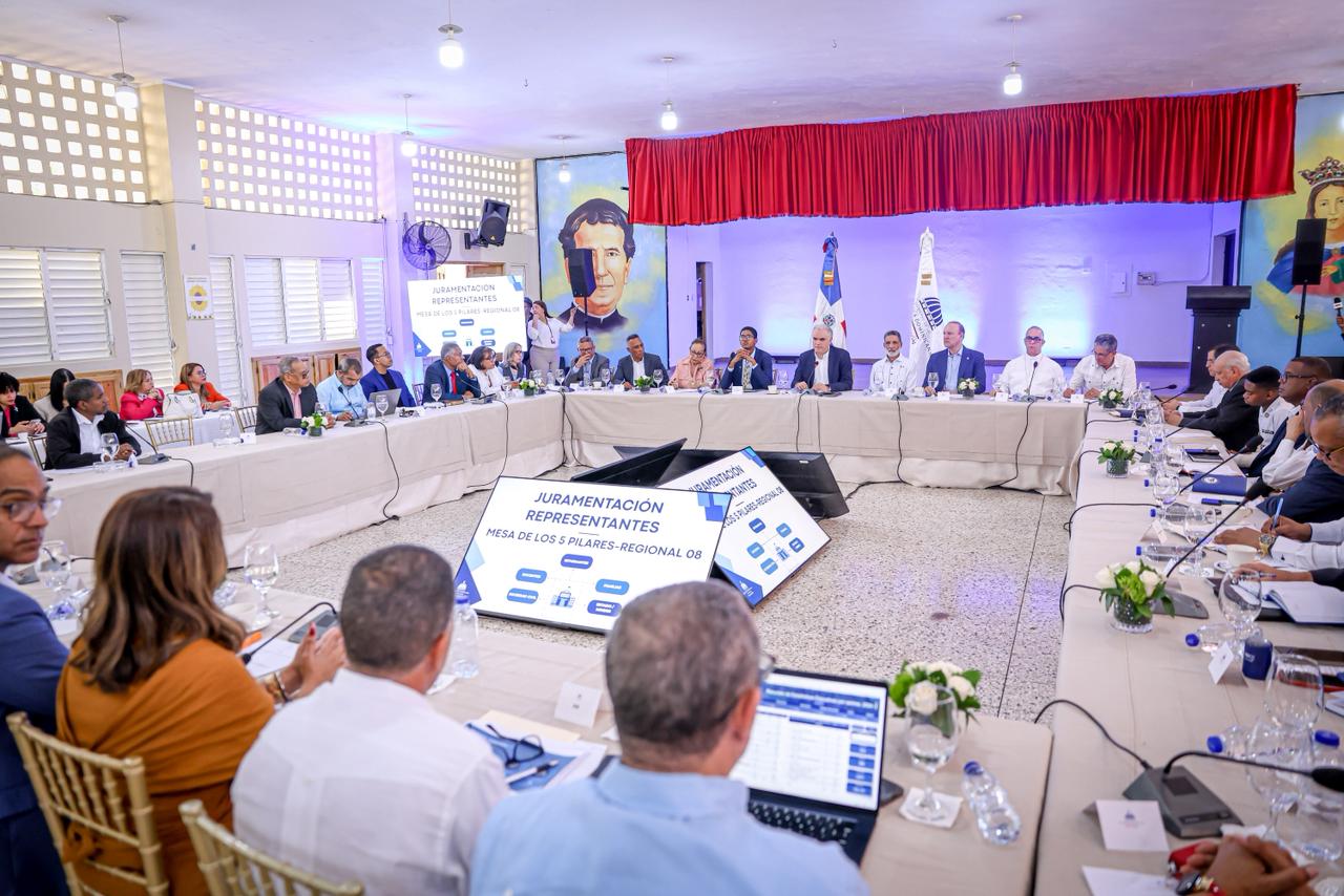 Luis Miguel De Camps formaliza la Mesa de los 5 Pilares en Santiago con énfasis en convivencia y armonía escolar