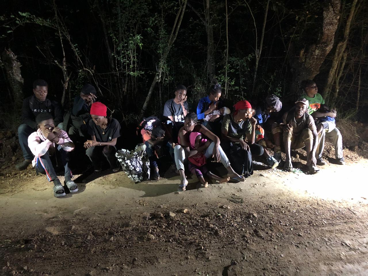 Un grupo de 32 nacionales haitianos indocumentados fue interceptado por el Ejército en zona boscosa de Montecristi