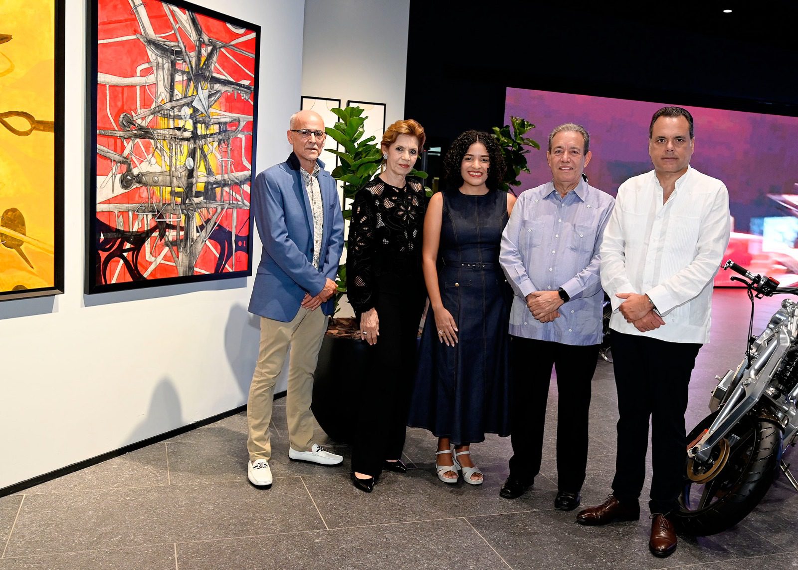 Museo Autozama Mercedes-Benz inaugura exposición “Caos & Equilibrio”, del pintor dominicano Máximo Caminero