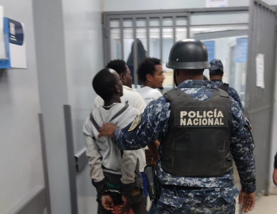 COMIPOL apresa tres hombres por lanzar piedras a conductores para atracarlos