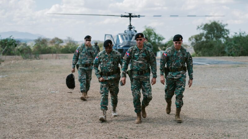 Comandante del Ejército recorre unidades fronterizas en provincias Independencia y Elías Piña
