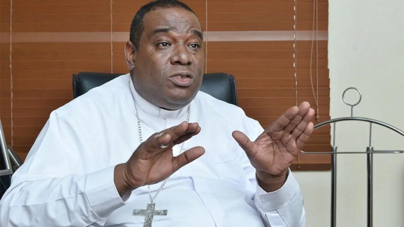 Monseñor Jesús Castro Marte advierte que los constantes tapones en La Otra Banda obstaculizan su desarrollo y propone asfaltar el Bulevar Turístico