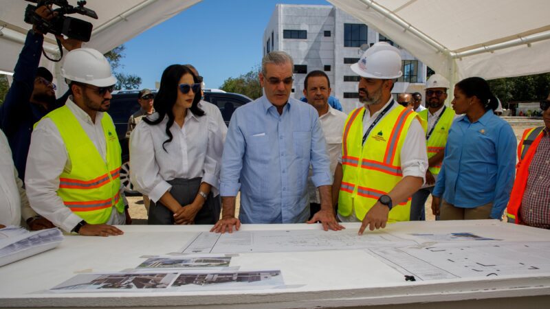 Presidente Abinader inaugura techados en los municipios de Villa Los Almácigos y Monción para impulsar el deporte y la sana recreación