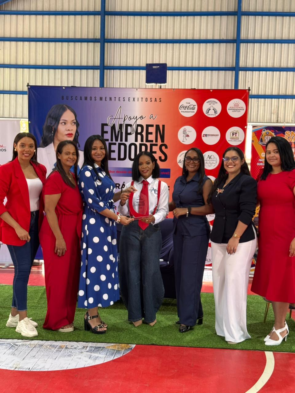 Mujeres Que Emprenden SDN, comunidad pionera en impulsar el primer tour nacional para emprendedoras recibe reconocimiento en Samaná