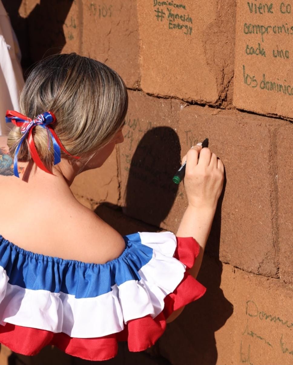 Decenas de personas participaron en “El Muro del Legado”, iniciativa de Living The Noom