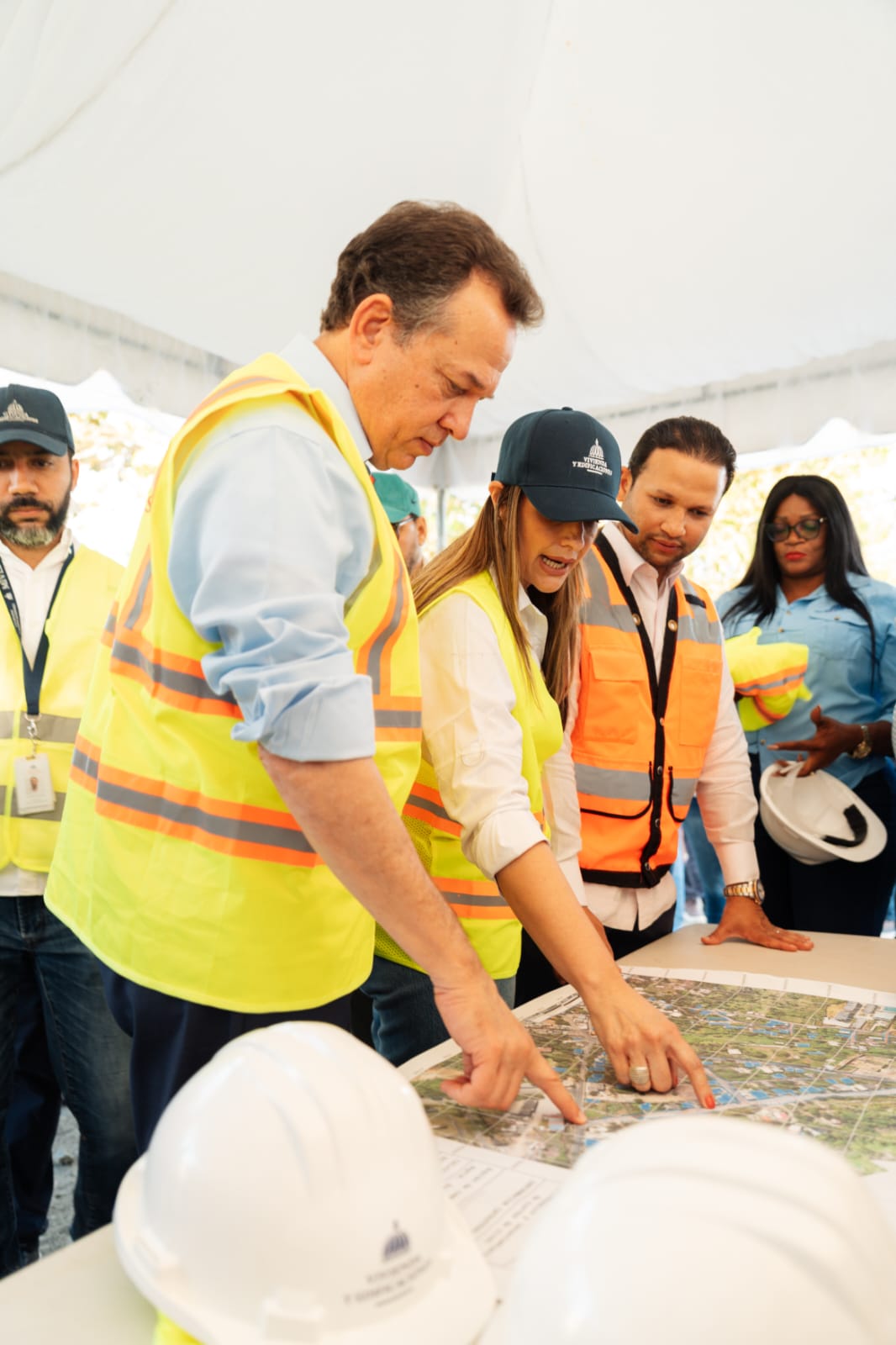 Ministro Ito Bisonó inicia proyecto de dignificación del entorno en El Naranjo, San Luis
