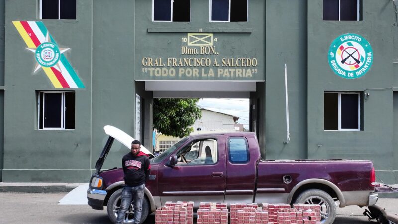 Ocupan contrabando de 94,000 cigarrillos oculto en una camioneta interceptada por el Ejército en Dajabón