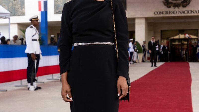 Milizen Uribe, elegancia y patria en el Congreso Nacional este 27 de febrero
