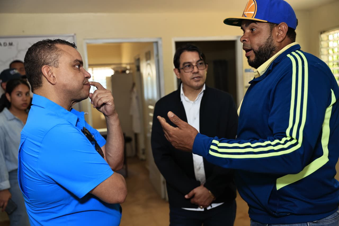 Dr. Julio Landrón supervisa labores de limpieza en Centro de Atención Primaria La Yagua en Gaspar Hernández