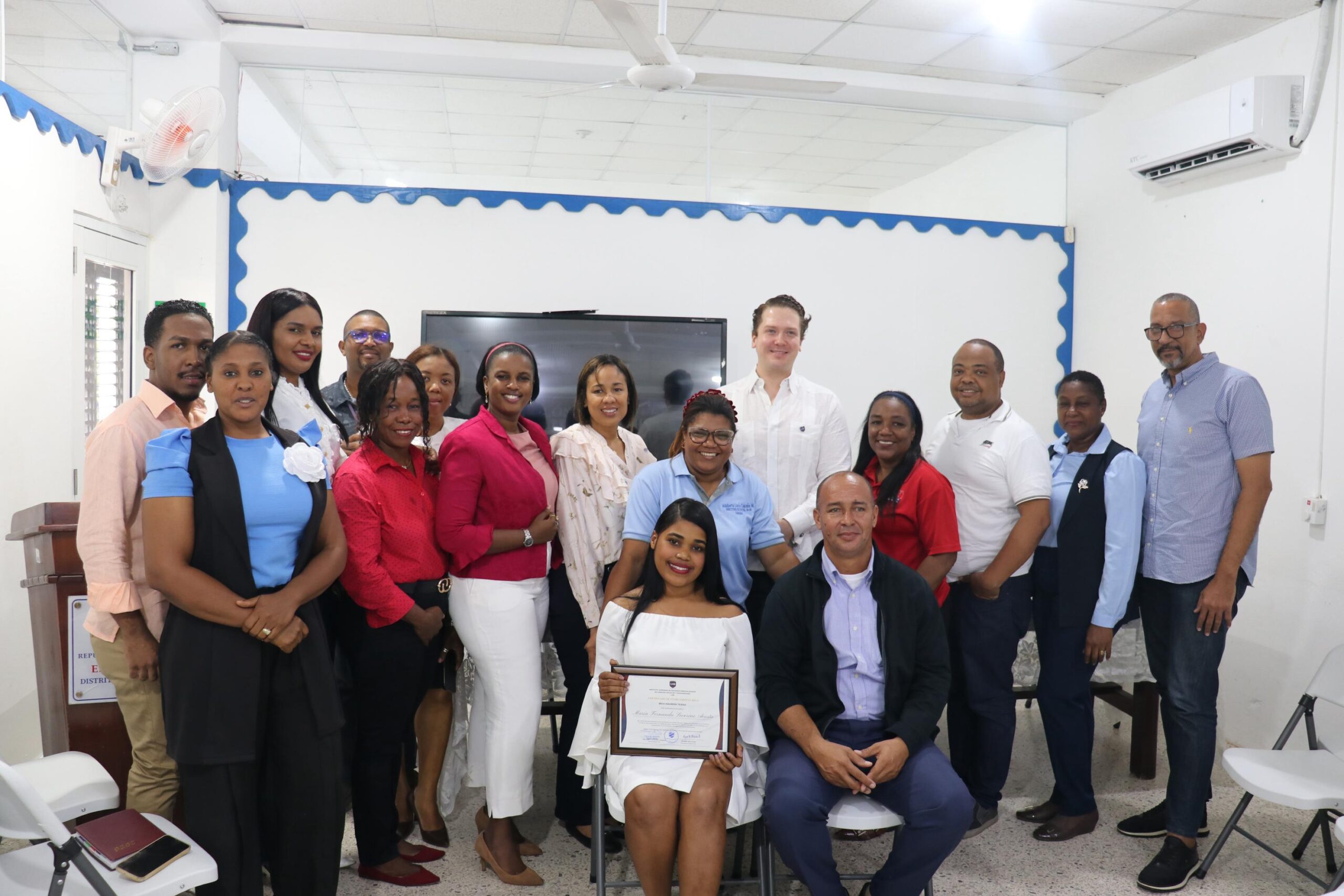 Instituto de Estudios Superiores LHB otorga beca de maestría a la docente María Fernanda Severino en reconocimiento a su innovación educativa