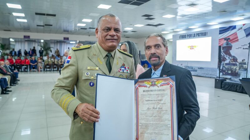 Ministerio de Defensa reconoce al presidente de Efemérides Patrias