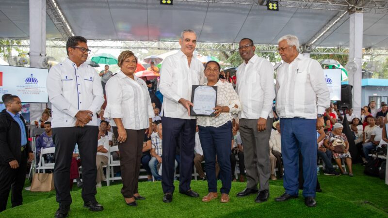 Presidente Abinader entrega 442 certificados de títulos de propiedad de los 688 contemplados en el proyecto Hato Nuevo II, que impacta a 2,752 personas de Los Alcarrizos
