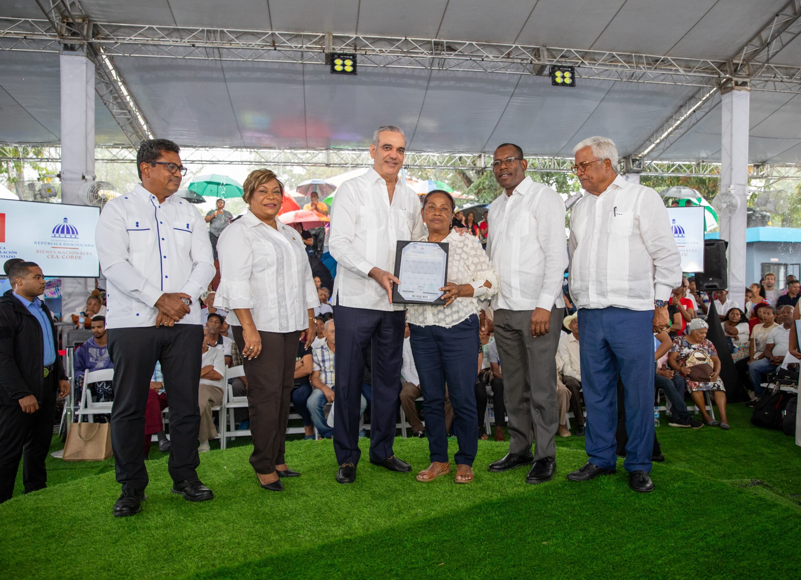 Presidente Abinader entrega 442 certificados de títulos de propiedad de los 688 contemplados en el proyecto Hato Nuevo II, que impacta a 2,752 personas de Los Alcarrizos