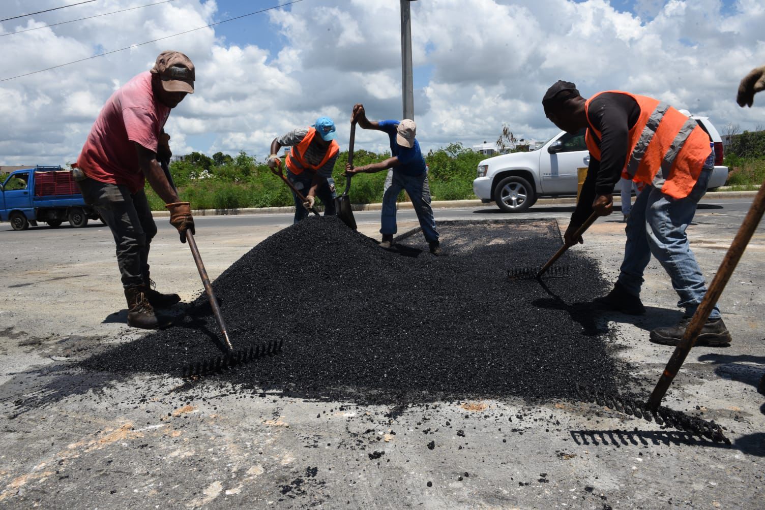 CAASD asfalta 5,000 metros cuadrados en el Gran Santo Domingo en primeros dos meses de 2026