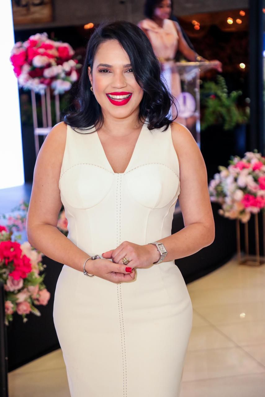 Dra. Tammy Toribio participa en el panel “Mujer de Pie”, celebrado en el Atrio Central de Downtown Center