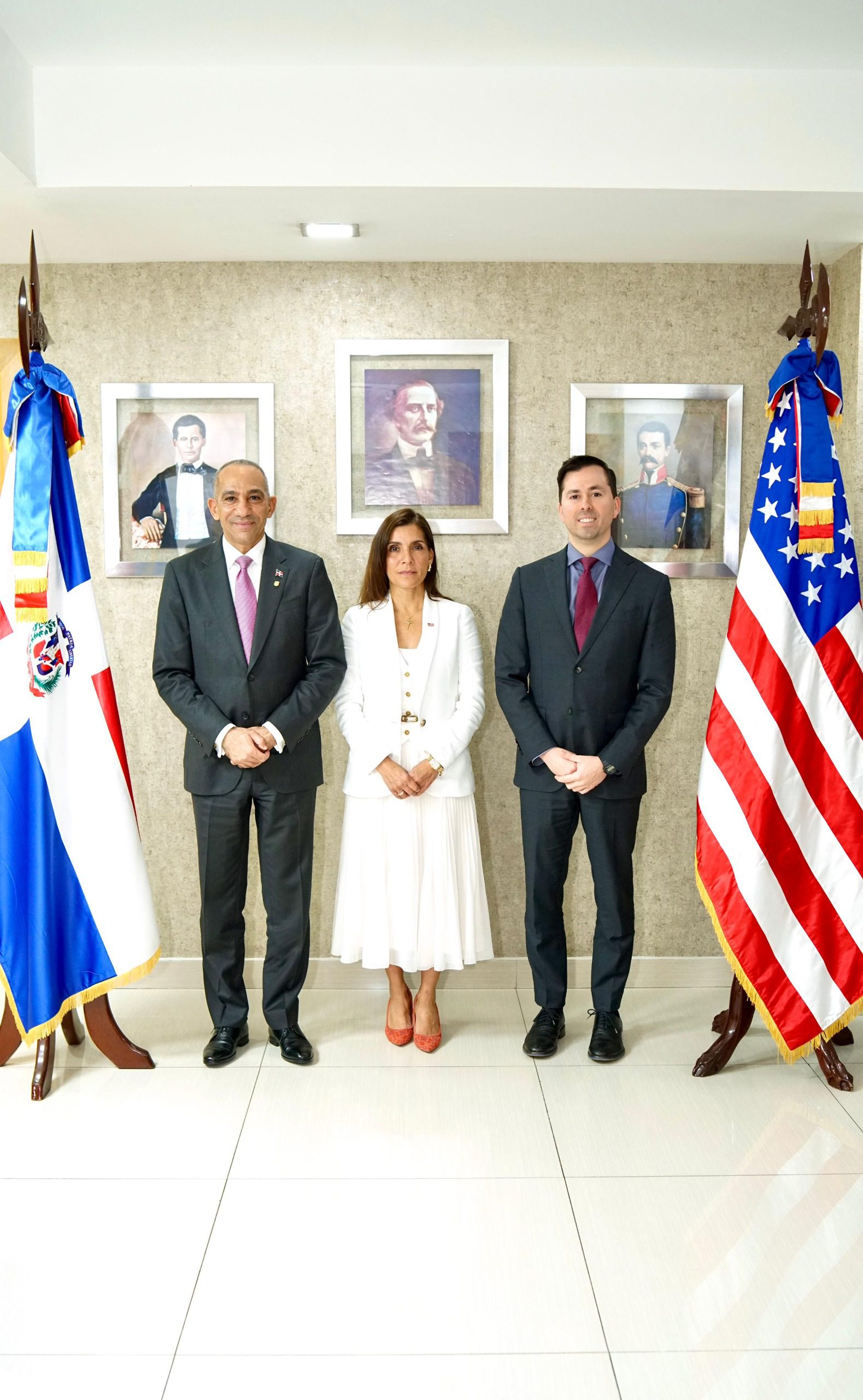 Embajadora EE. UU. presenta al Presidente DNCD nuevo agregado DEA en RD 