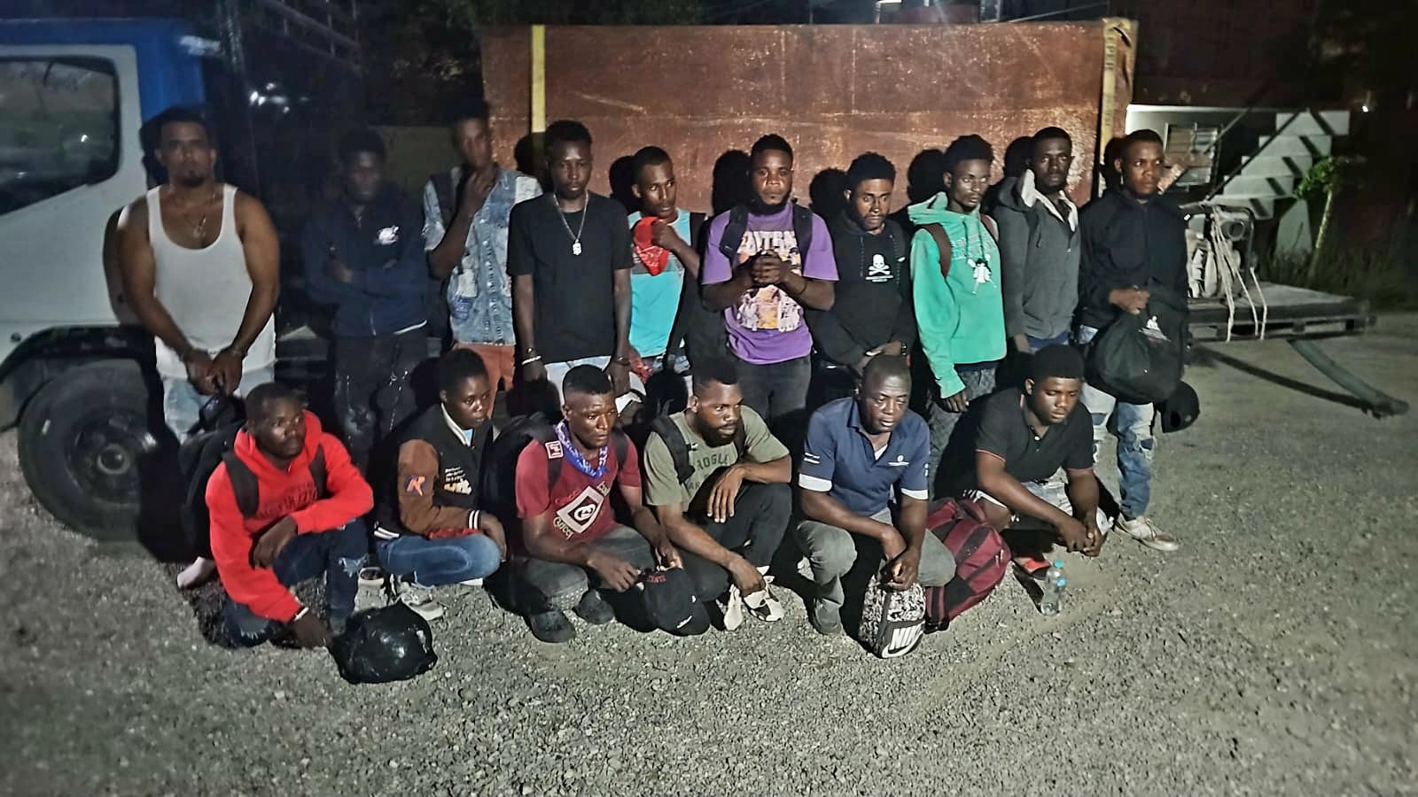 Ejército detiene hombre que ocultaba 15 haitianos indocumentados en un camión cisterna en Navarrete