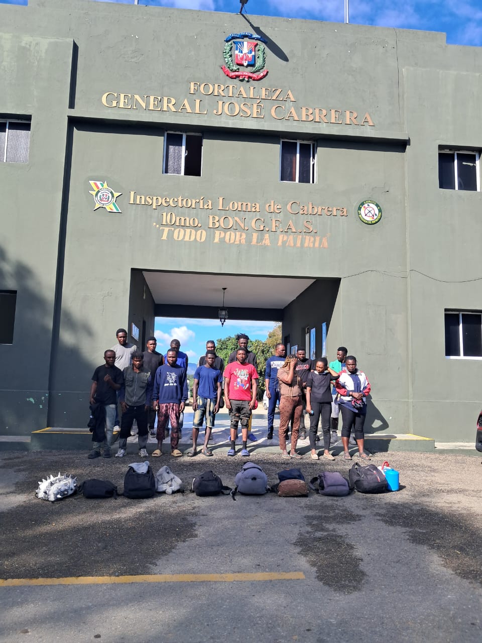 Ejército detiene a 16 migrantes haitianos indocumentados localizados con drones en Loma de Cabrera